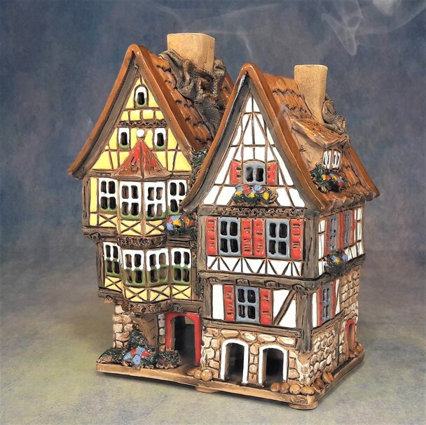 fachwerkhaus-handarbeit-keramik-teelichthalter-Incense-duftölhaus-lichterhaus-geschenk-räucherhaus-handmade-v6